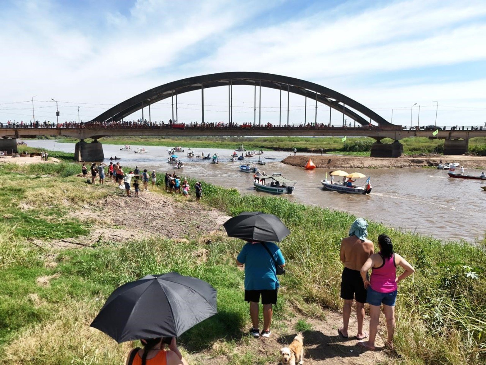 Maratón Santa Fe-Coronda: así pasaron el puente carretero los nadadores. Foto: Fernando Nicola