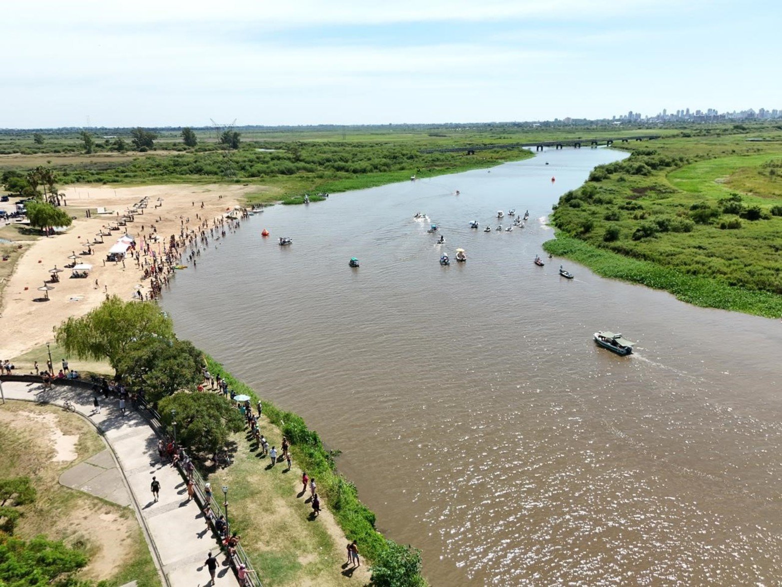 Maratón Santa Fe-Coronda: así pasaron el puente carretero los nadadores. Foto: Fernando Nicola