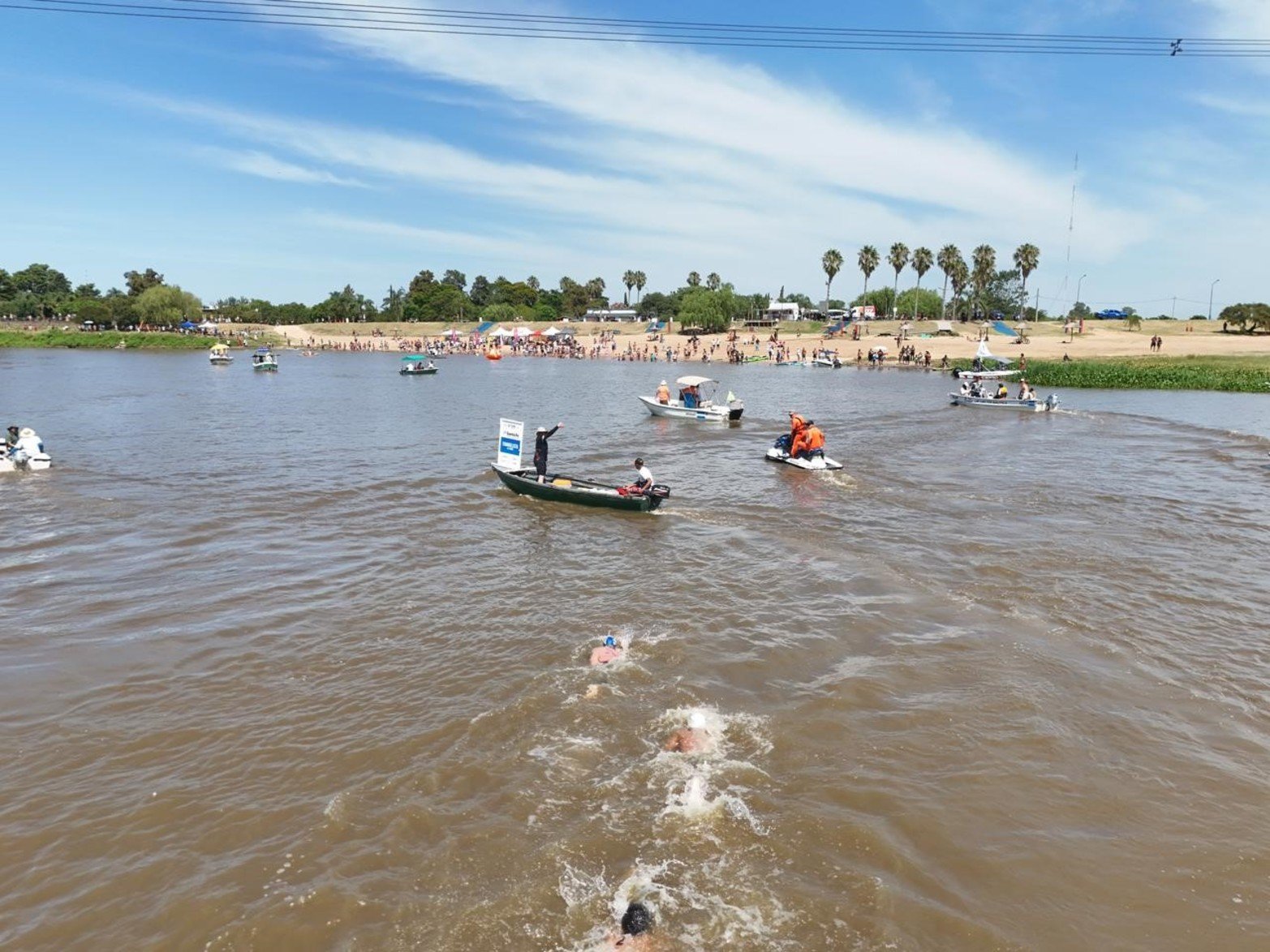 Maratón Santa Fe-Coronda: así pasaron el puente carretero los nadadores. Foto: Fernando Nicola