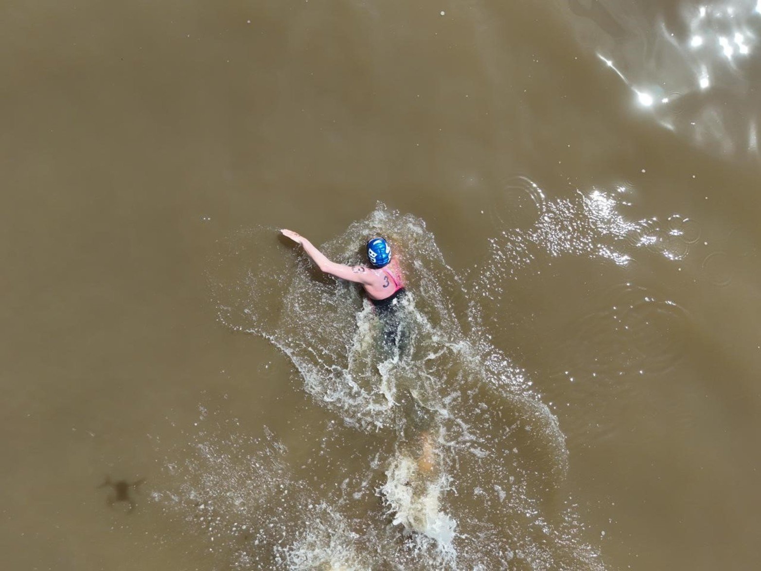 Maratón Santa Fe-Coronda: así pasaron el puente carretero los nadadores. Foto: Fernando Nicola