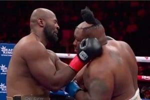Blooper viral: a Jarrell Miller se le voló la peluca, la tiró al público y terminó ganando