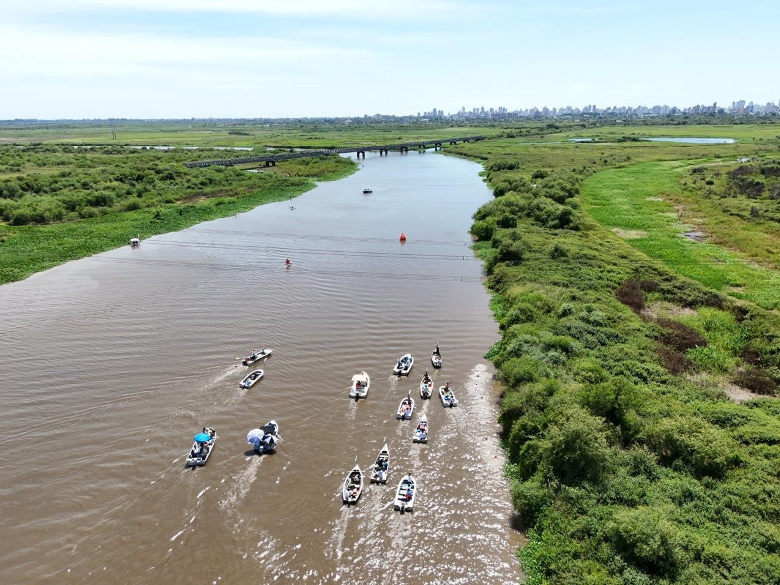 Maratón Santa Fe-Coronda: así pasaron el puente carretero los nadadores. Foto: Fernando Nicola