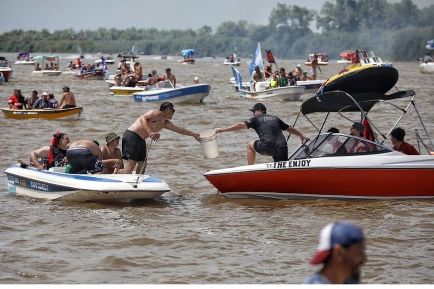 Embarcaciones acompañando el tramo final de la histórica competencia en el río. Foto: Matias Pintos