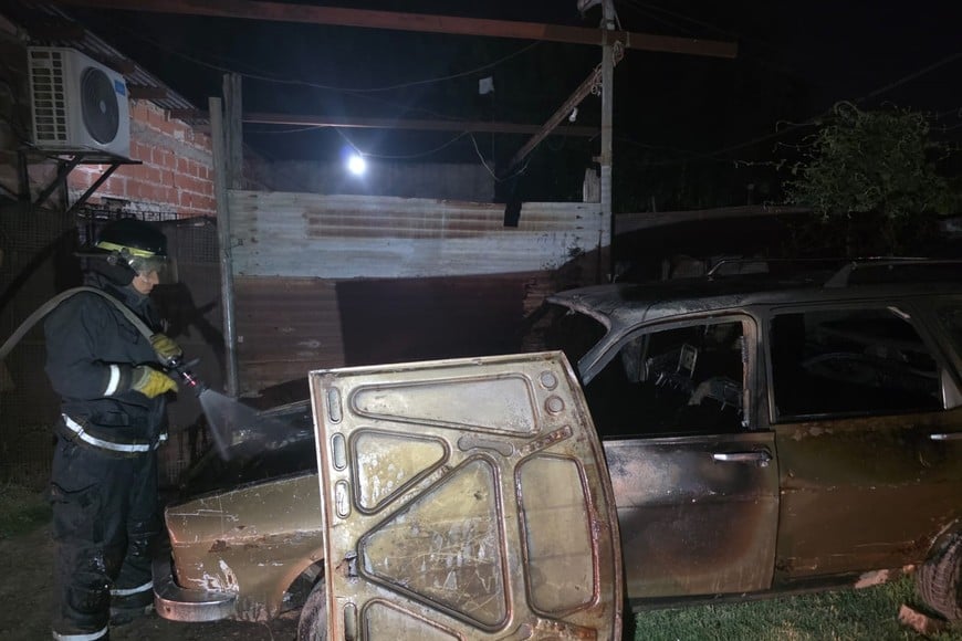 Incendio en un comercio de la zona norte y un auto quemado en el oeste