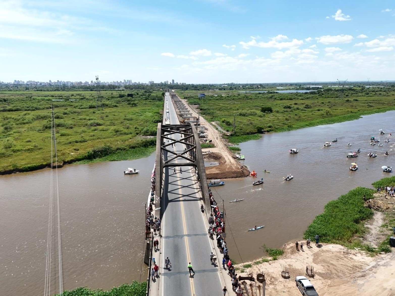 Maratón Santa Fe-Coronda: así pasaron el puente carretero los nadadores. Foto: Fernando Nicola