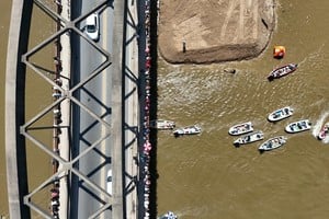 Maratón Santa Fe-Coronda: así pasaron el puente carretero los nadadores. Foto: Fernando Nicola