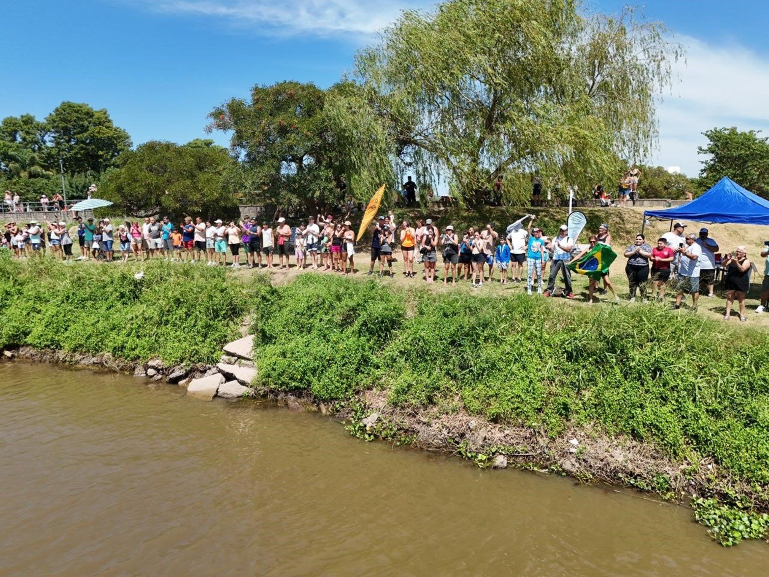 Maratón Santa Fe-Coronda: así pasaron el puente carretero los nadadores. Foto: Fernando Nicola