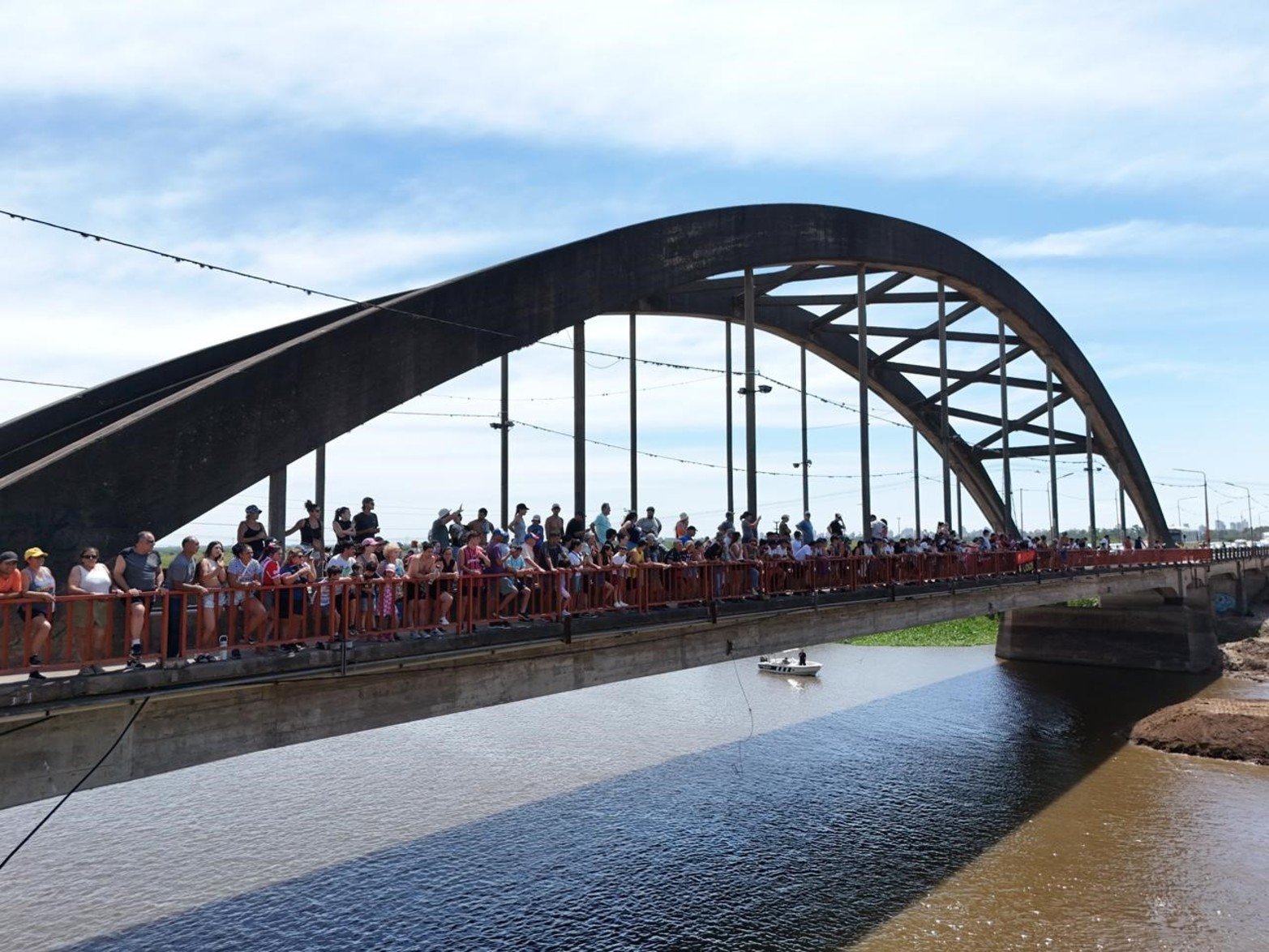 Maratón Santa Fe-Coronda: así pasaron el puente carretero los nadadores. Foto: Fernando Nicola
