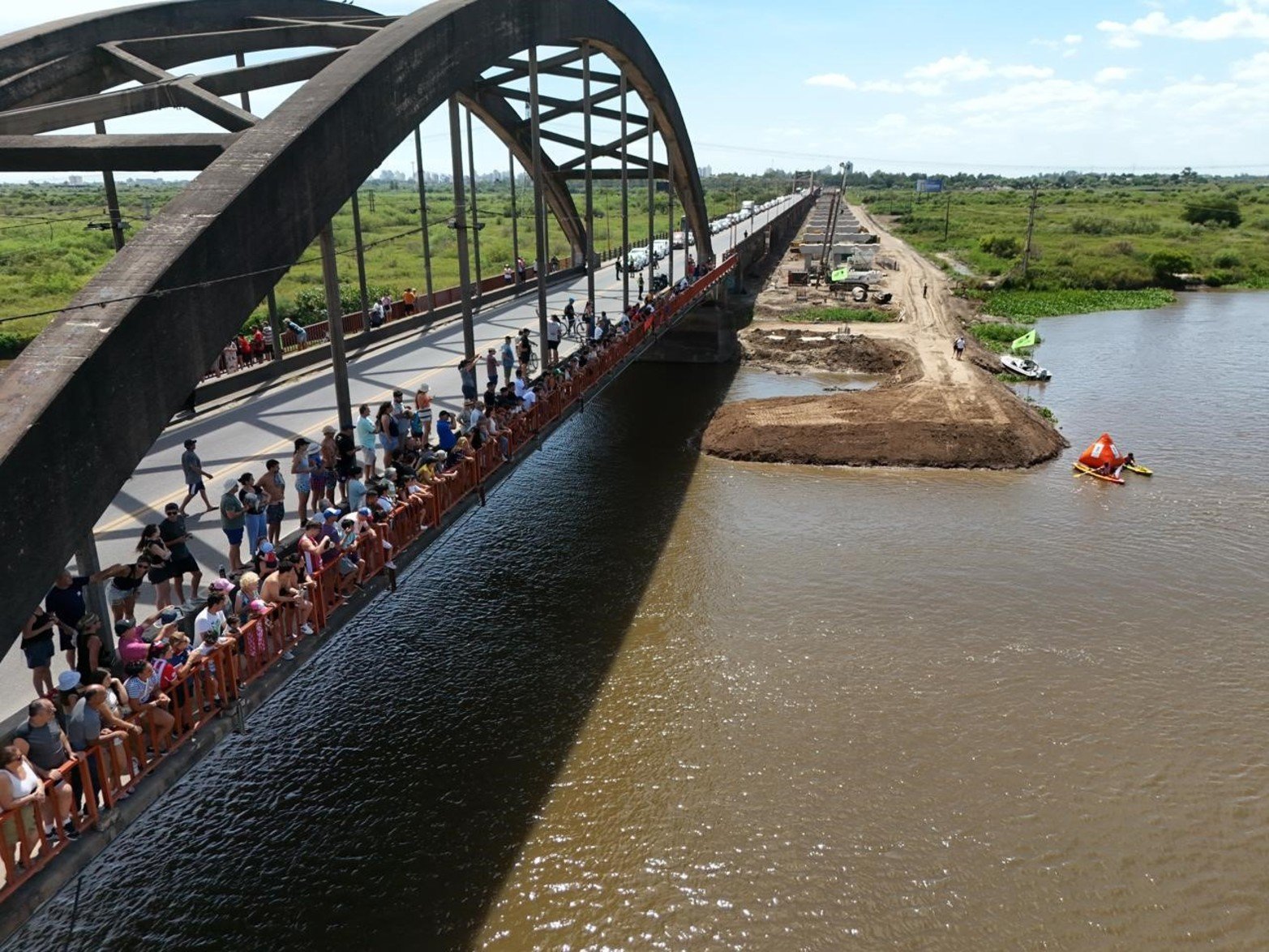Maratón Santa Fe-Coronda: así pasaron el puente carretero los nadadores. Foto: Fernando Nicola