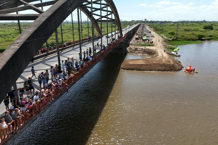 Maratón Santa Fe-Coronda: así pasaron el puente carretero los nadadores. Foto: Fernando Nicola