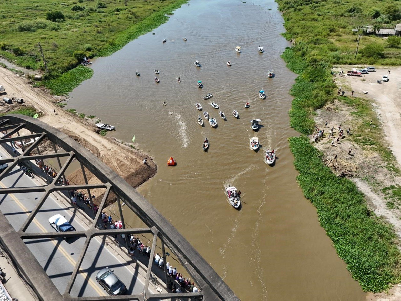 Maratón Santa Fe-Coronda: así pasaron el puente carretero los nadadores. Foto: Fernando Nicola