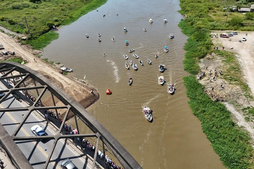 Maratón Santa Fe-Coronda: así pasaron el puente carretero los nadadores. Foto: Fernando Nicola