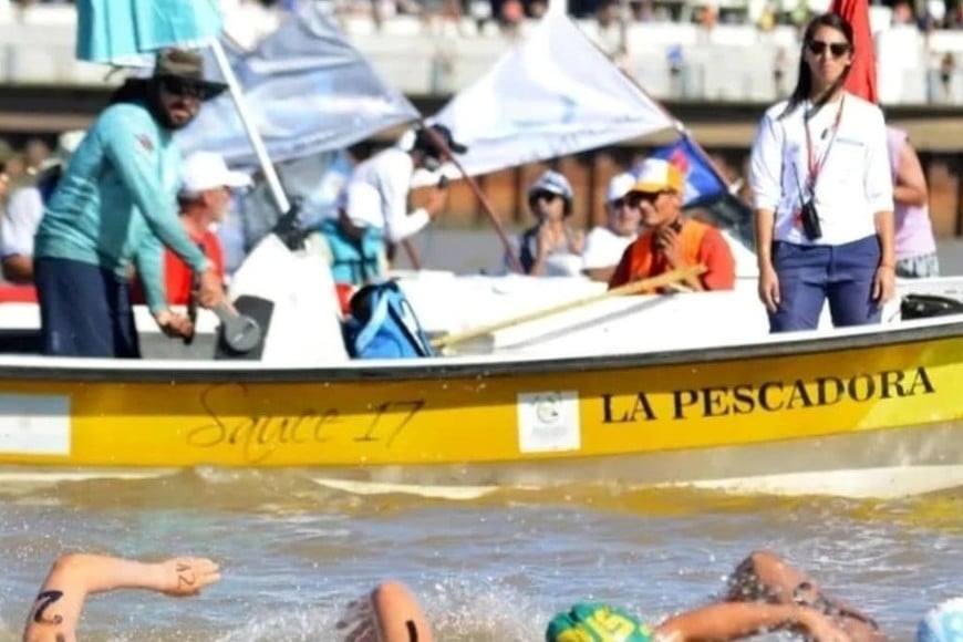 Las maratones acuáticas requieren coordinación entre árbitros, organización y fuerzas de seguridad.