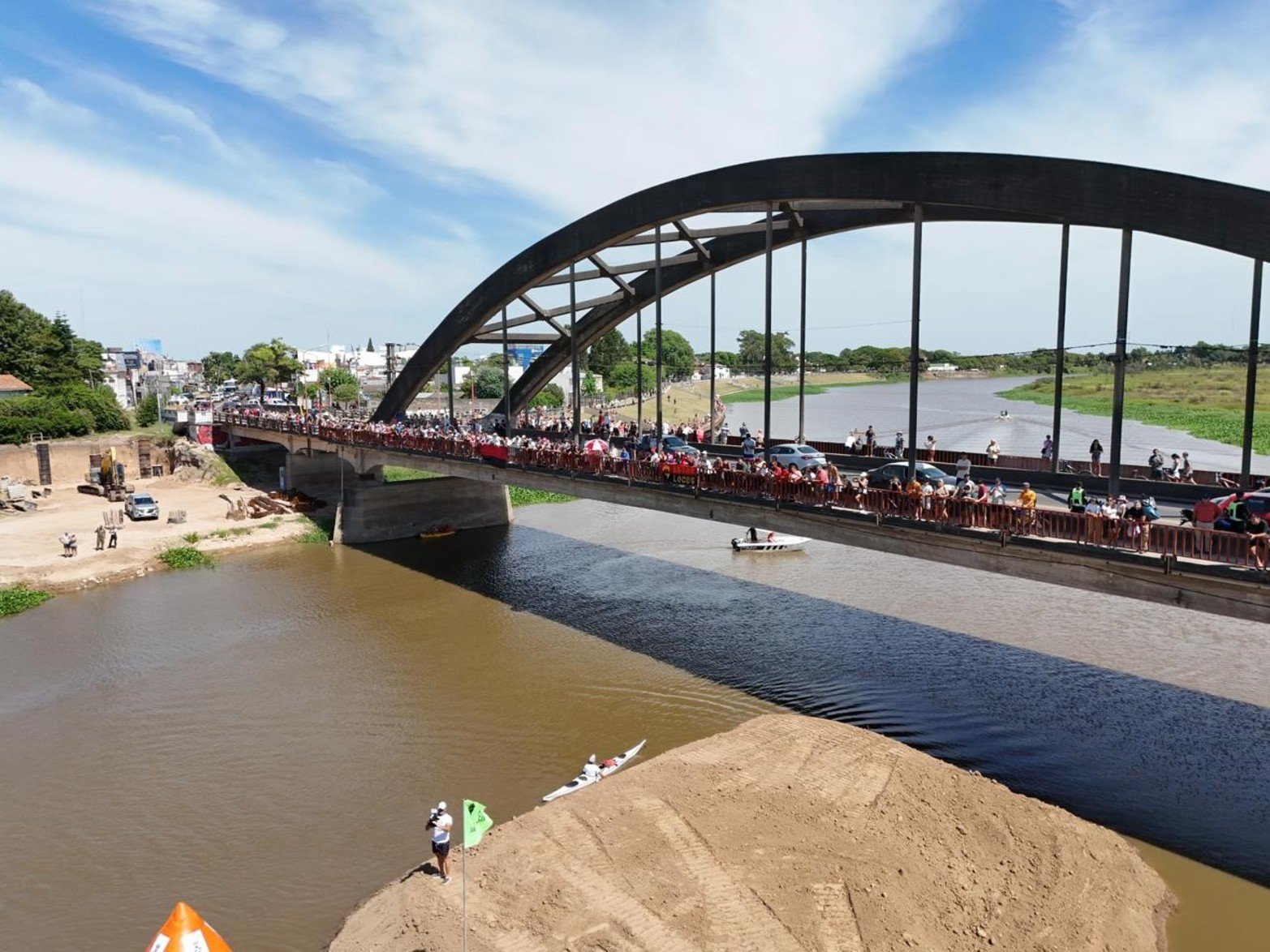Maratón Santa Fe-Coronda: así pasaron el puente carretero los nadadores. Foto: Fernando Nicola