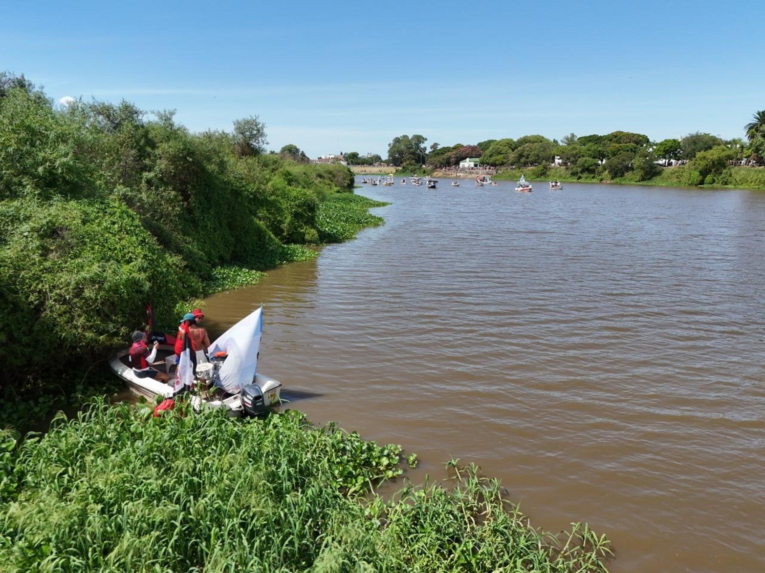 Maratón Santa Fe-Coronda: así pasaron el puente carretero los nadadores. Foto: Fernando Nicola