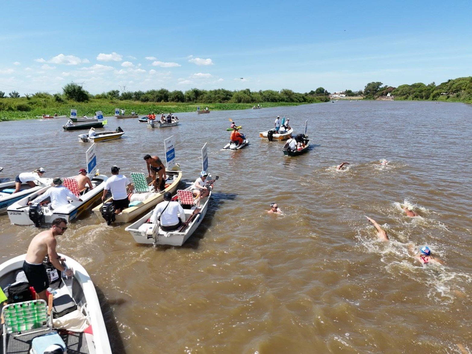 Maratón Santa Fe-Coronda: así pasaron el puente carretero los nadadores. Foto: Fernando Nicola