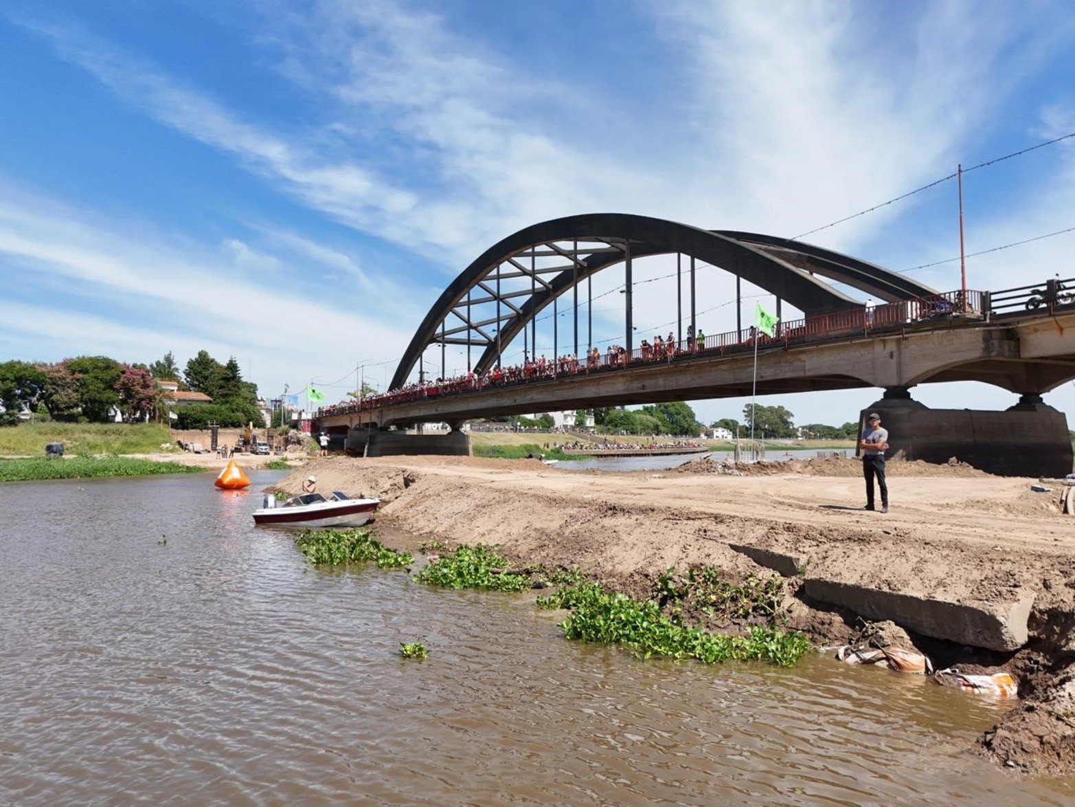Maratón Santa Fe-Coronda: así pasaron el puente carretero los nadadores. Foto: Fernando Nicola