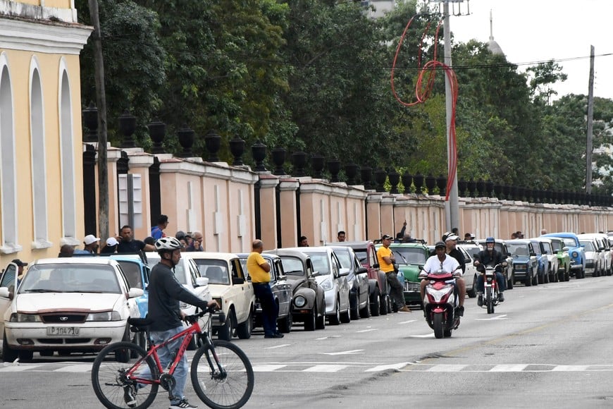 (260131) -- LA HABANA, 31 enero, 2026 (Xinhua) -- Imagen del 30 de enero de 2026 de automóviles esperando en fila por combustible, en La Habana, capital de Cuba. El presidente de Cuba, Miguel Díaz-Canel, denunció el viernes "la naturaleza fascista, criminal y genocida" del Gobierno de Estados Unidos, al imponer aranceles a los países que comercien petróleo con la isla. (Xinhua/Joaquín Hernández) (jh) (oa) (da)