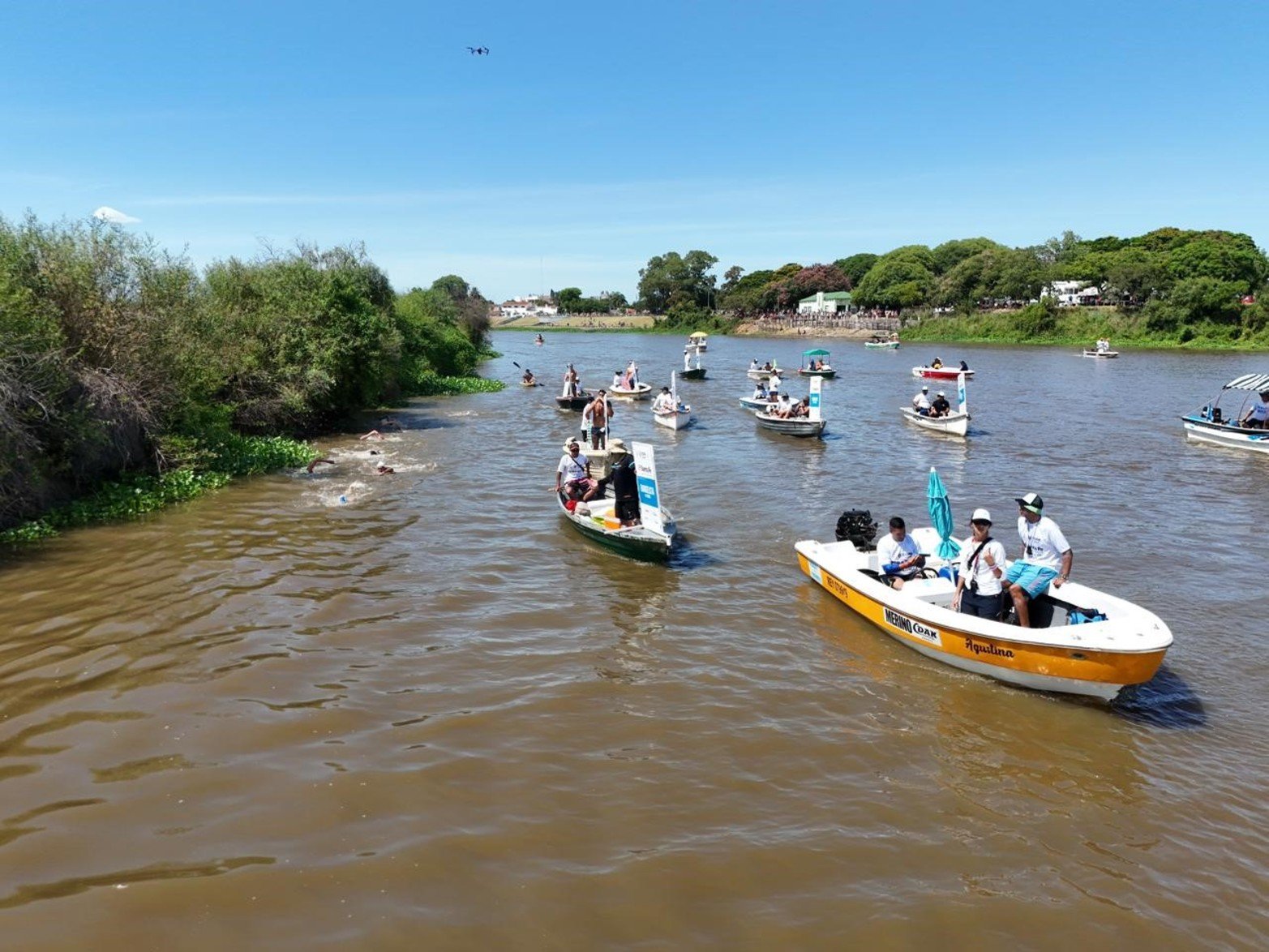 Maratón Santa Fe-Coronda: así pasaron el puente carretero los nadadores. Foto: Fernando Nicola
