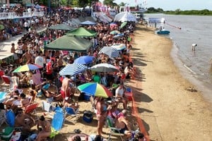La costa corondina colmada de público esperando la llegada de los nadadores.  Foto: Fernando Nicola