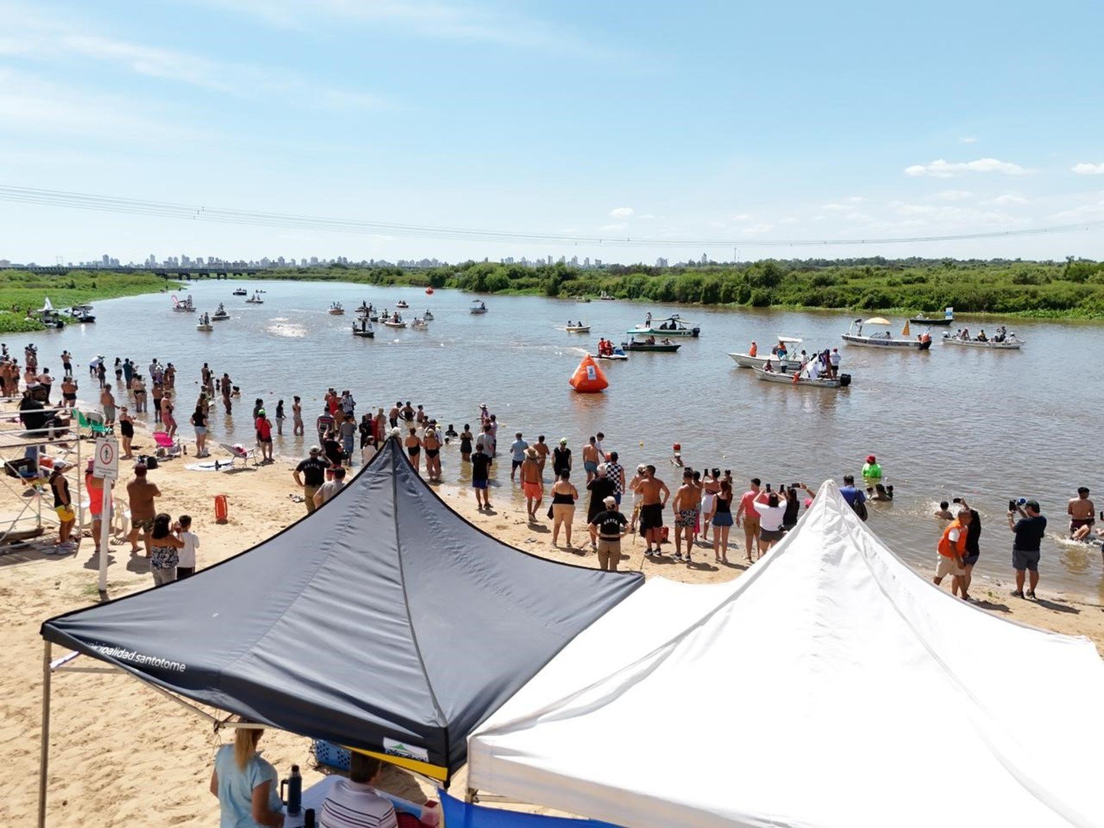 Maratón Santa Fe-Coronda: así pasaron el puente carretero los nadadores. Foto: Fernando Nicola