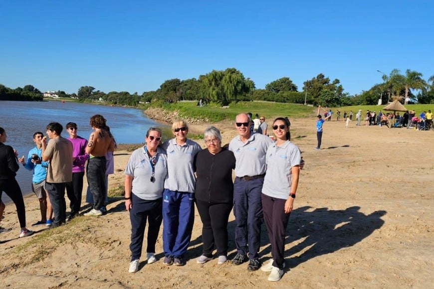 Anita Scotta, junto a integrantes de la Federación Santafesina de Natación (FESANA),-