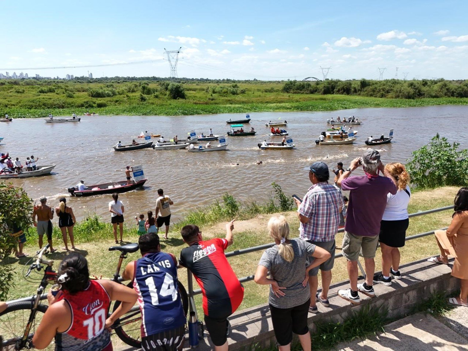 Maratón Santa Fe-Coronda: así pasaron el puente carretero los nadadores. Foto: Fernando Nicola