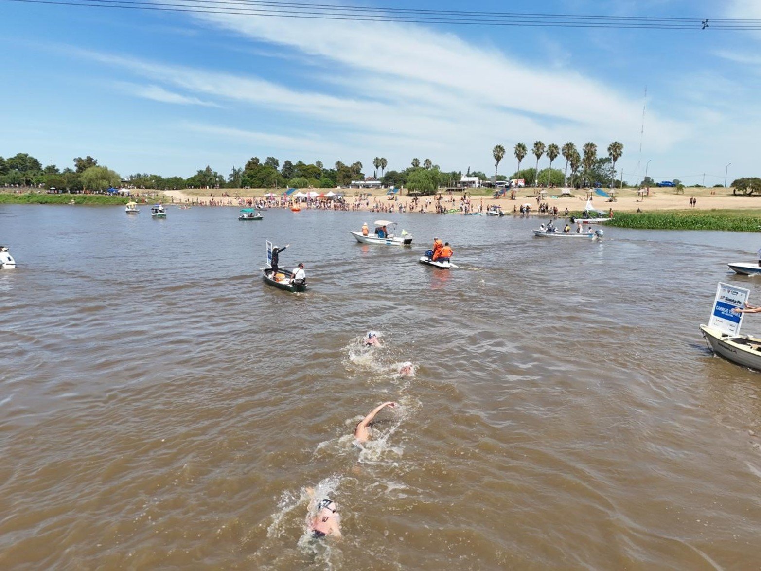 Maratón Santa Fe-Coronda: así pasaron el puente carretero los nadadores. Foto: Fernando Nicola
