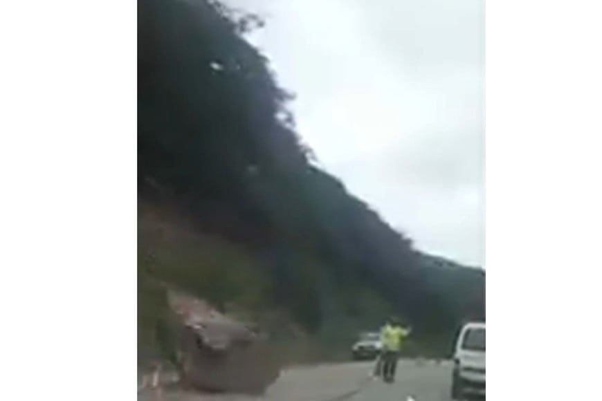 Desprendimiento de una roca sobre la Ruta Nacional N°3, en Ushuaia