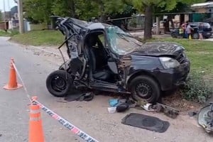 El Renault Clio quedó completamente destruido tras el violento impacto. Foto: Gentileza