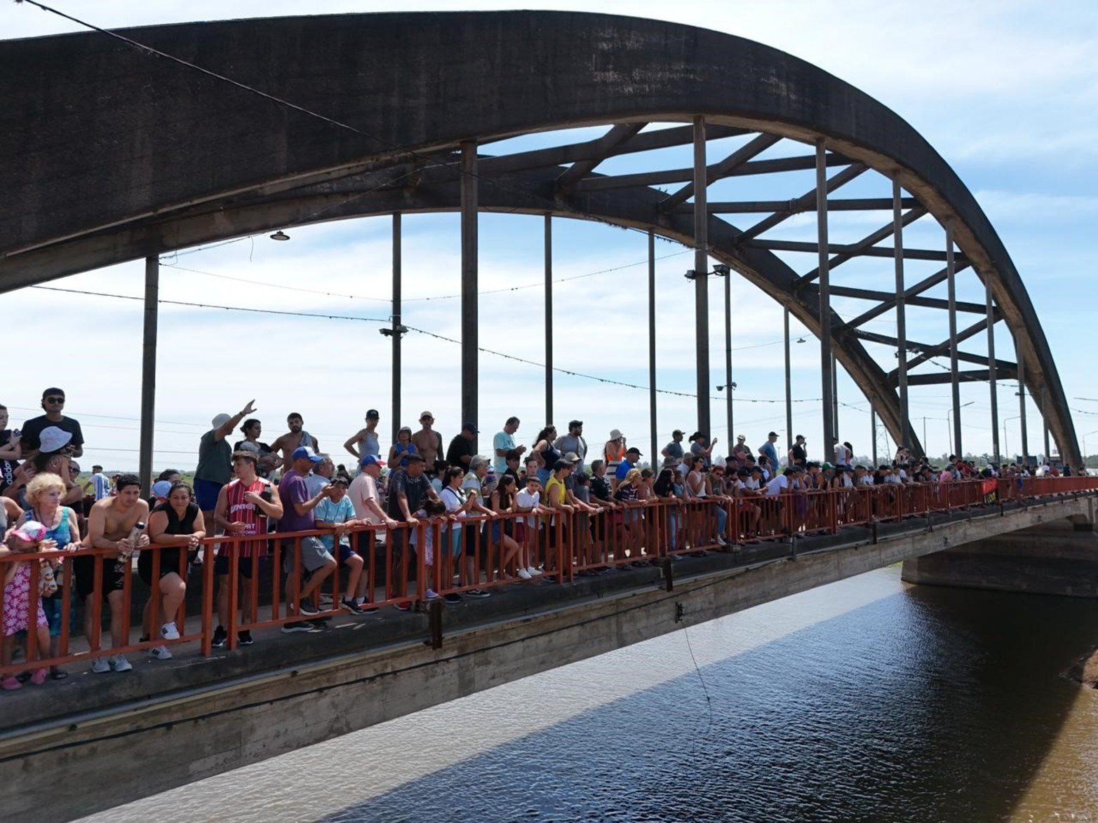Maratón Santa Fe-Coronda: así pasaron el puente carretero los nadadores. Foto: Fernando Nicola