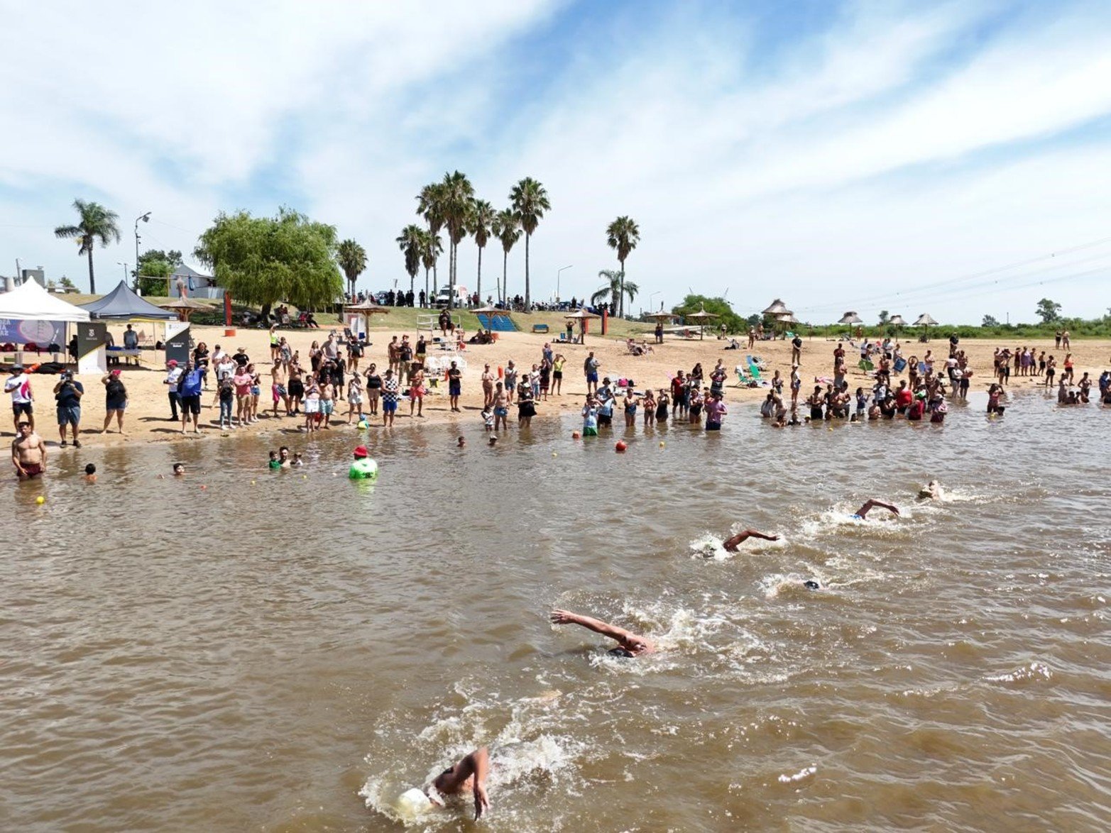 Maratón Santa Fe-Coronda: así pasaron el puente carretero los nadadores. Foto: Fernando Nicola
