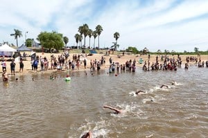 Maratón Santa Fe-Coronda: así pasaron el puente carretero los nadadores. Foto: Fernando Nicola