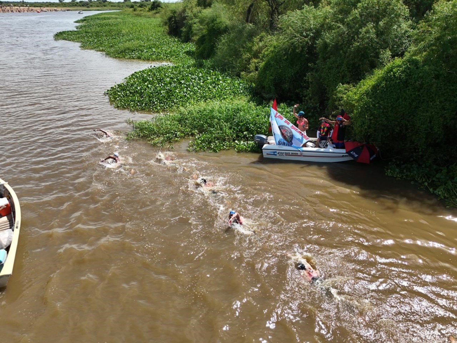 Maratón Santa Fe-Coronda: así pasaron el puente carretero los nadadores. Foto: Fernando Nicola