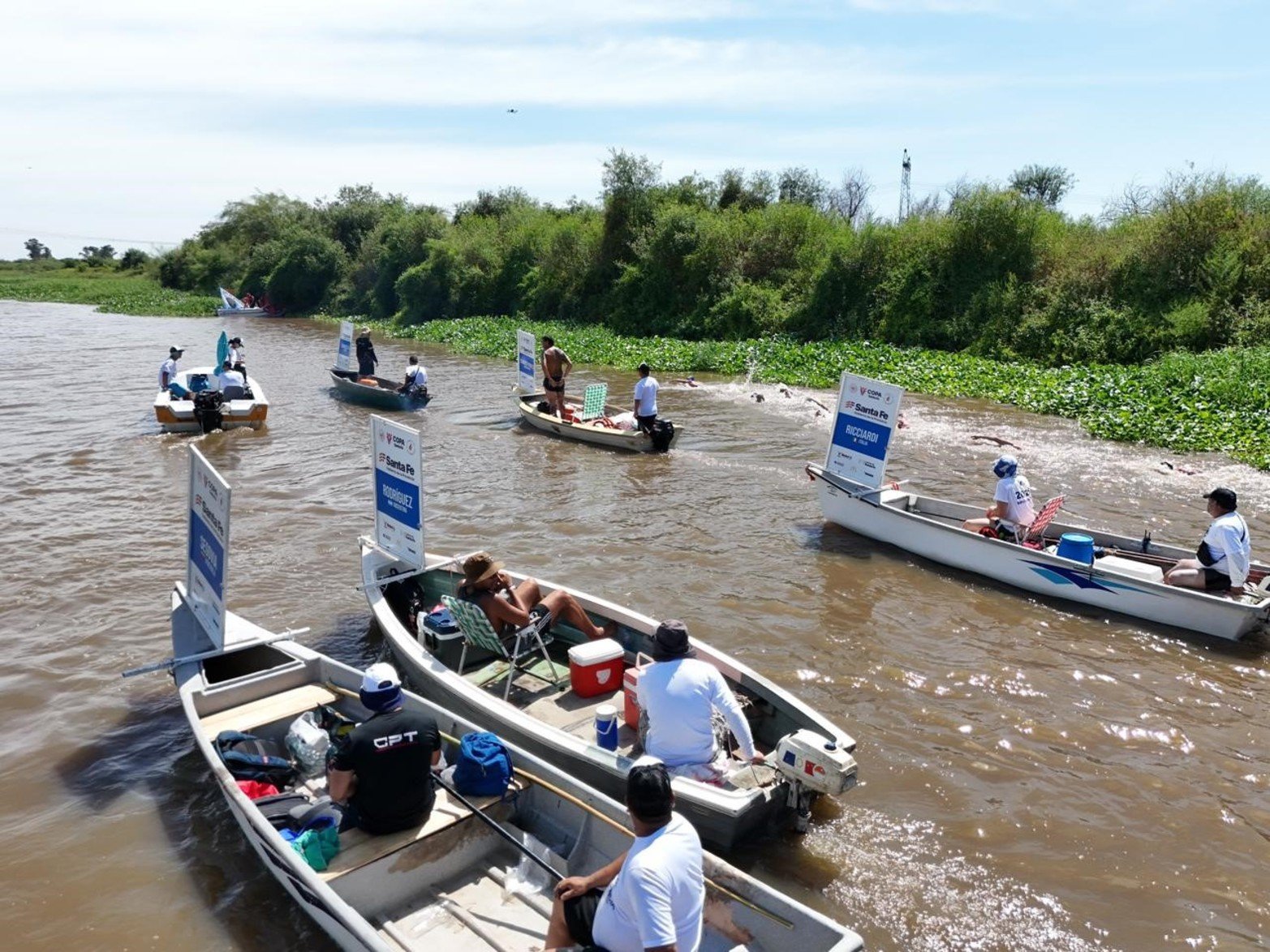 Maratón Santa Fe-Coronda: así pasaron el puente carretero los nadadores. Foto: Fernando Nicola