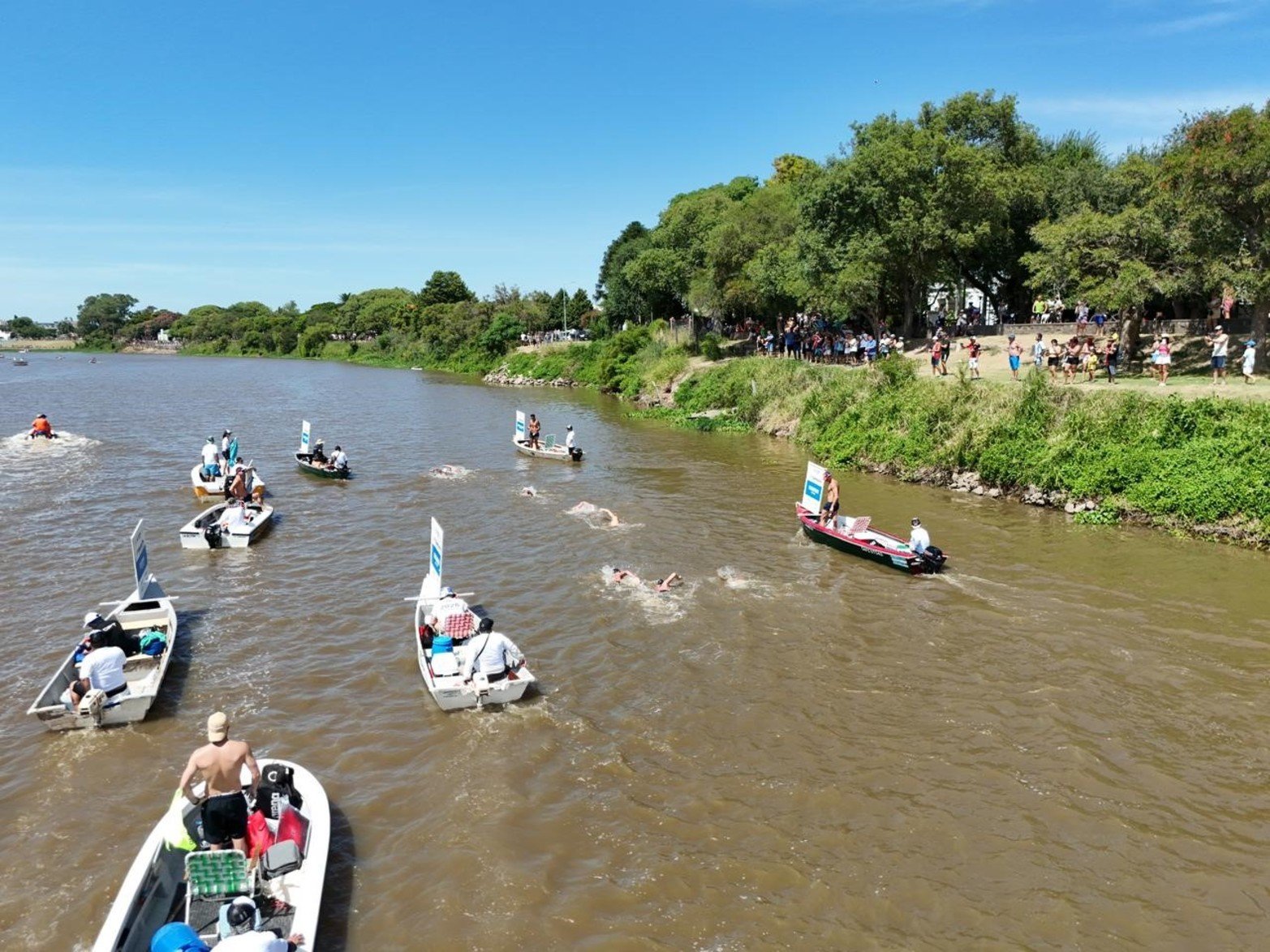 Maratón Santa Fe-Coronda: así pasaron el puente carretero los nadadores. Foto: Fernando Nicola