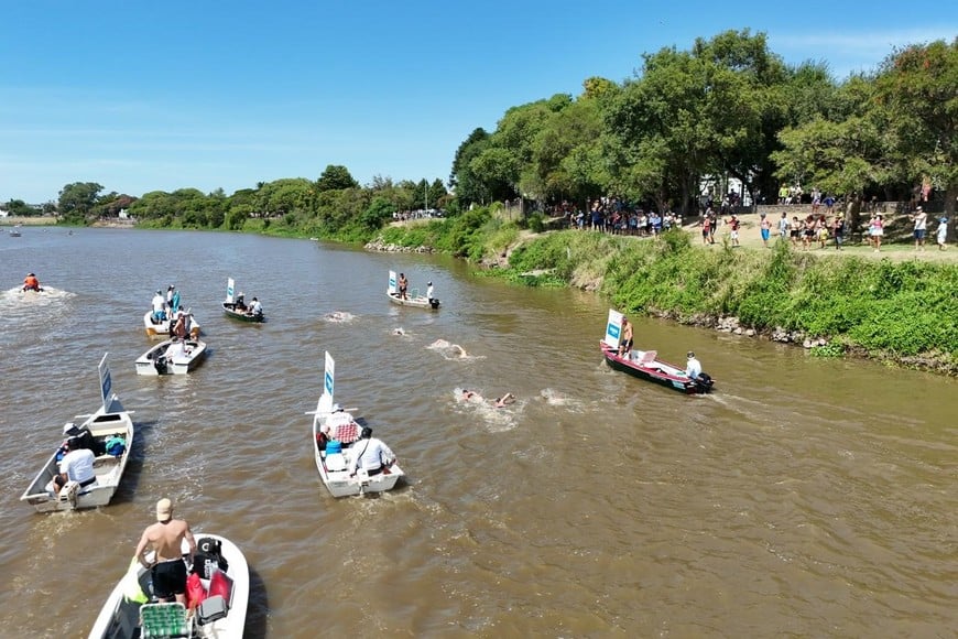 Maratón Santa Fe-Coronda: así pasaron el puente carretero los nadadores. Foto: Fernando Nicola