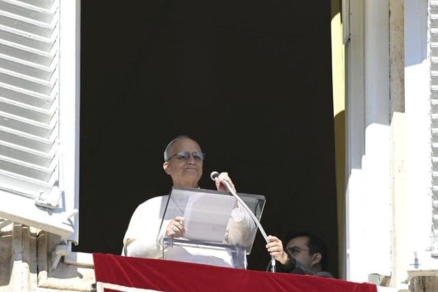 León XIV durante el rezo del Ángelus en la Plaza de San Pedro ante miles de fieles.