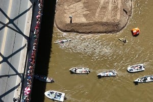 Maratón Santa Fe-Coronda: así pasaron el puente carretero los nadadores. Foto: Fernando Nicola