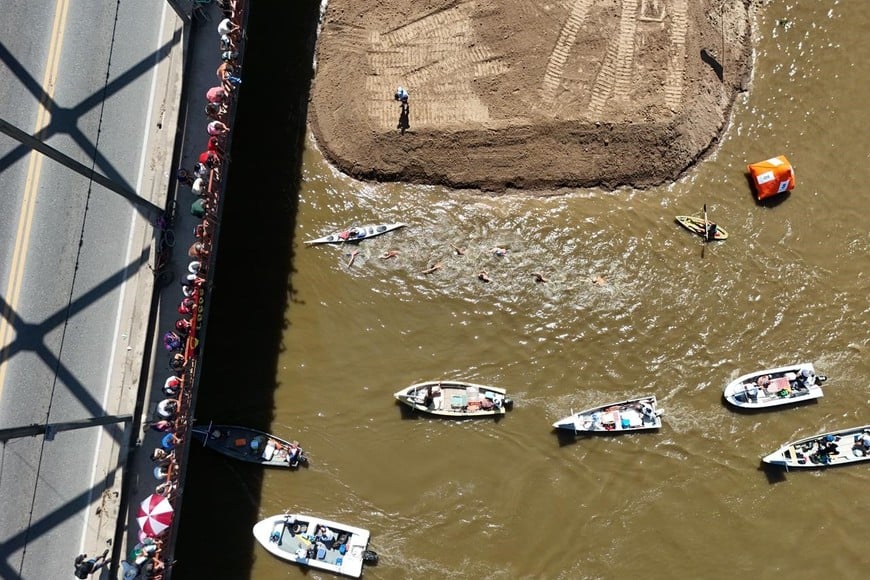 Maratón Santa Fe-Coronda: así pasaron el puente carretero los nadadores
