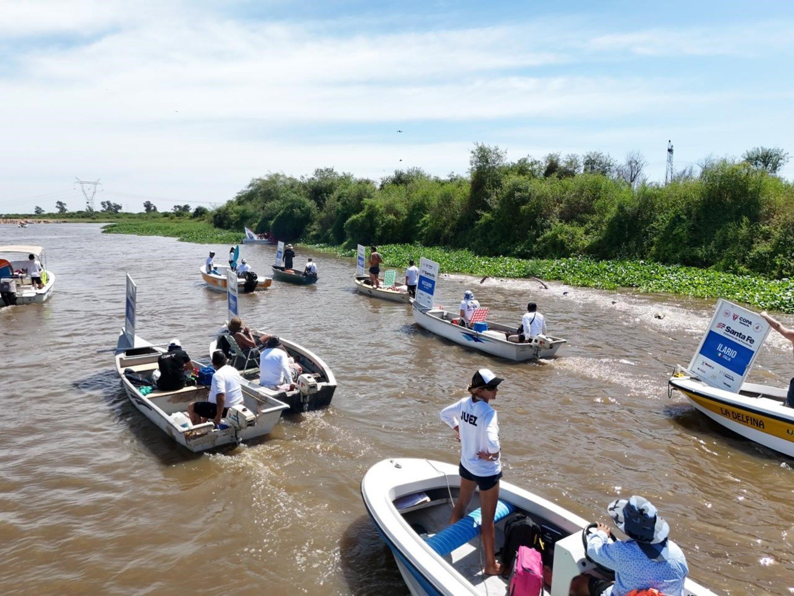 Maratón Santa Fe-Coronda: así pasaron el puente carretero los nadadores. Foto: Fernando Nicola