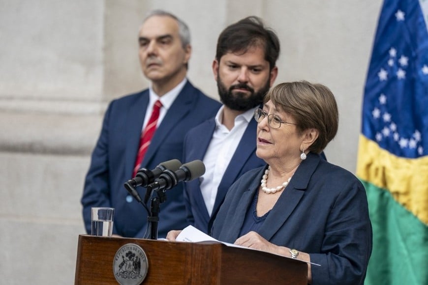 Bachelet acompañada por Boric y contando con el apoyo de los diplomáticos de Brasil y México durante la presentación. Crédito: Presidencia de Chile