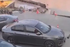 Un cráter apareció de golpe en una gasolinera: el momento quedó grabado y se volvió viral.