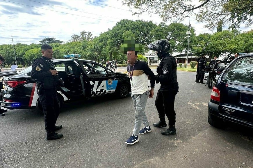 Cuando se resisten a retirarse, son trasladados por las fuerzas de seguridad. Archivo.