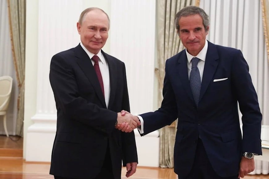 Vladimir Putin, presidente de Rusia, recibiendo a Rafael Grossi.