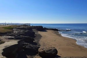 Cámaras, patrullajes y cambio de rutina en medio del verano, por la búsqueda del agresor que atacó a una menor en Miramar.