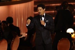 El presentador Trevor Noah este domingo en los Grammy. Crédito: REUTERS/Daniel Cole