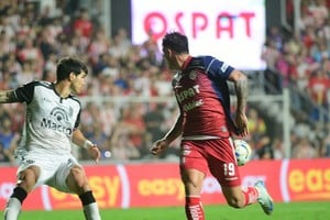 Unión vs. Gimnasia de Mendoza. Foto: Manuel Fabatía
