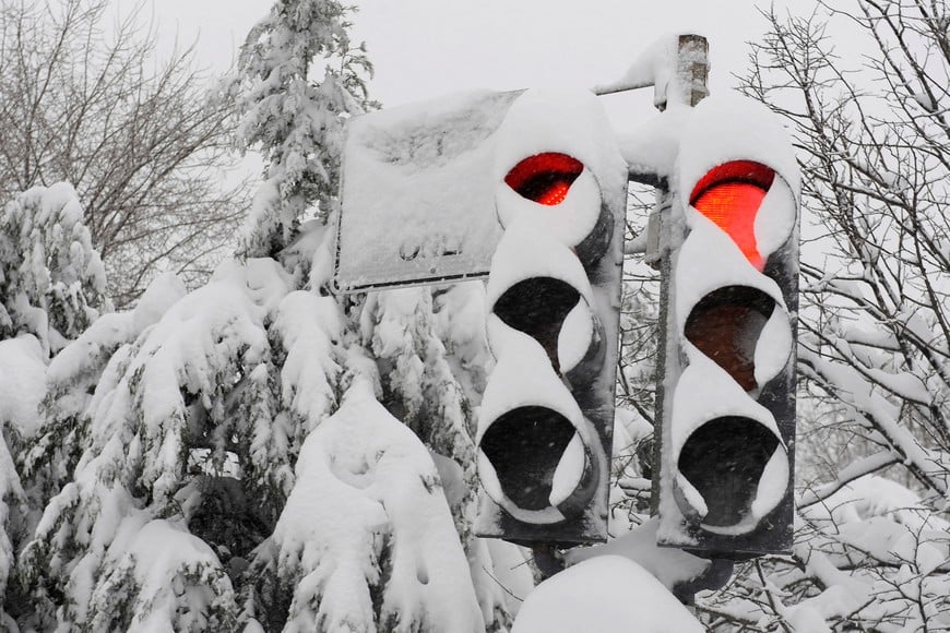 FILE PHOTO: Snow covers a traffic signal on Capitol Hill in Washington, February 6, 2010.   REUTERS/Jonathan Ernst/File Photo