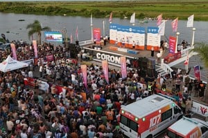 Una postal. La llegada en Coronda reunió a cientos de vecinos en la costanera. Foto: Fernando Nicola.